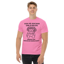 Load image into Gallery viewer, Visa på dockan var elbilen sårade din bräckliga manlighet