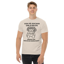 Load image into Gallery viewer, Visa på dockan var elbilen sårade din bräckliga manlighet