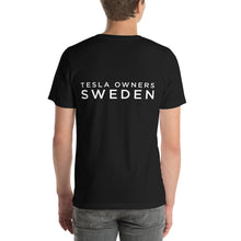 Load image into Gallery viewer, Tesla Owners Sweden Logo Bröst + Rygg. Model ”Robert” Denna produkt är enbart för betalande medlemmar i Tesla Owners Sweden. För du är väl medlem? Om inte så ansök snarast på https://www.teslaownerssweden.se/
